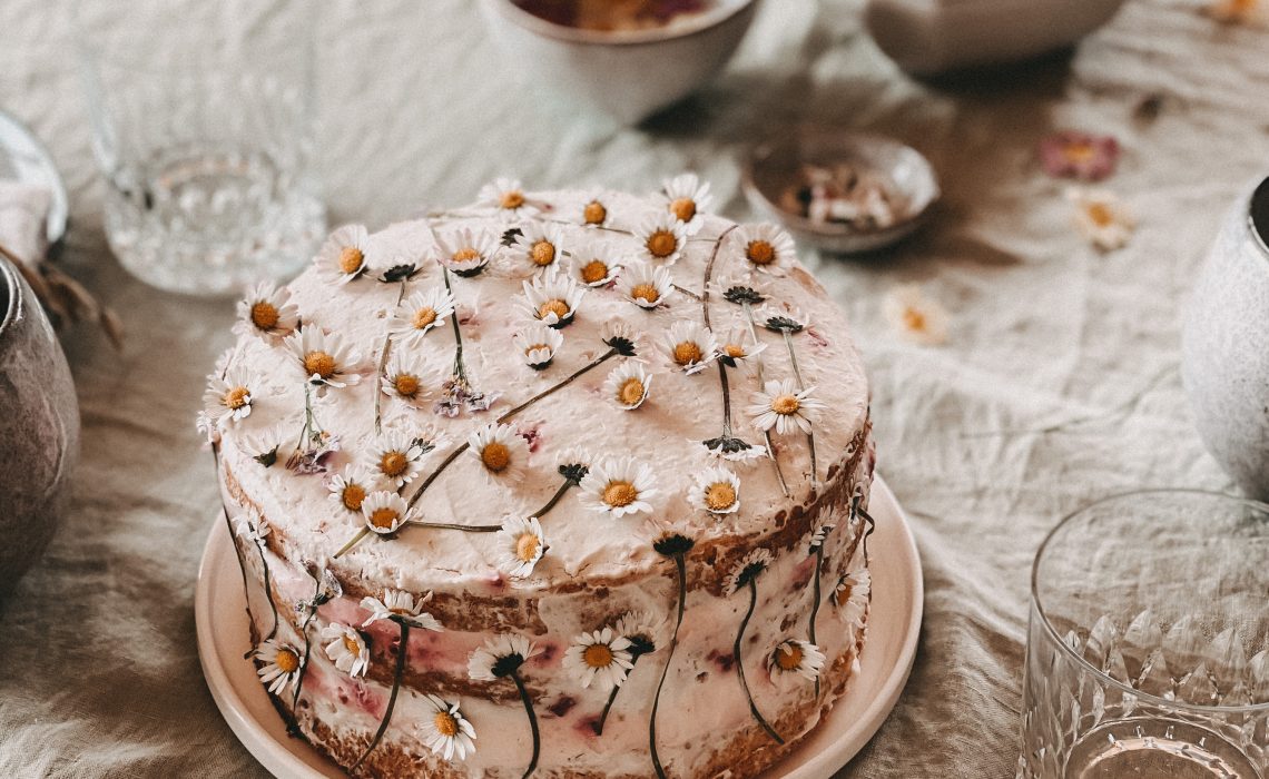 Evi´s leichte Himbeere-Joghurt-Torte mit Gänseblümchen - what Eva loves